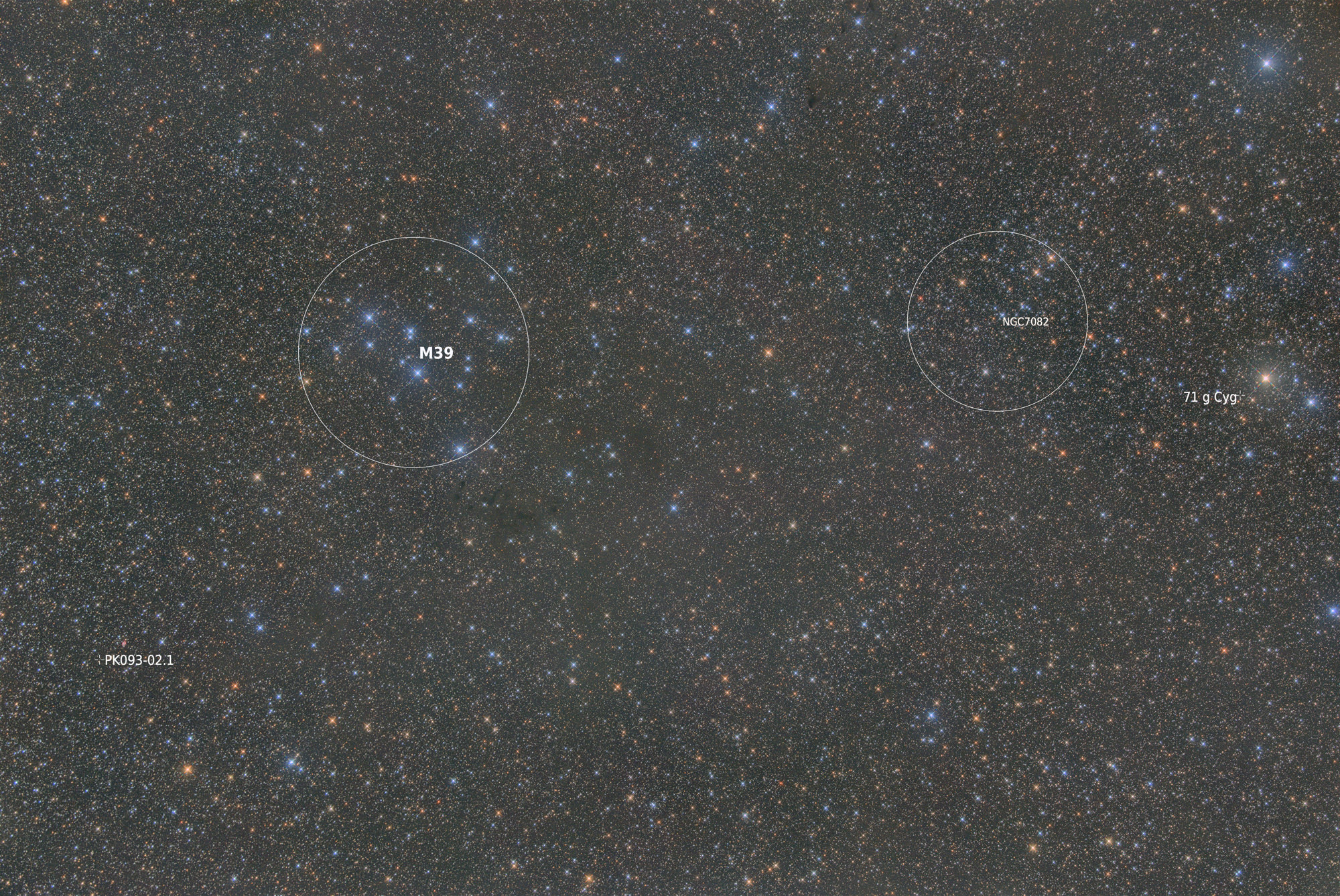 The picture shows the open star clusters Messier 39 and NGC 7082 as well as the planetary nebula PK093-02.1 (Minkowski 1-79)